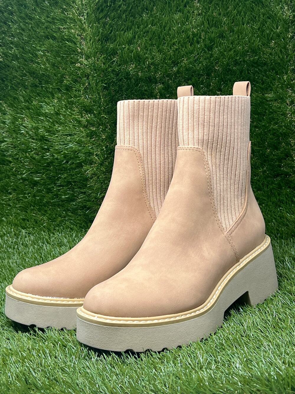 DV Dolce Vita Women's 7M Zepplin Lug Chelsea Light-Tan Ankle Boots